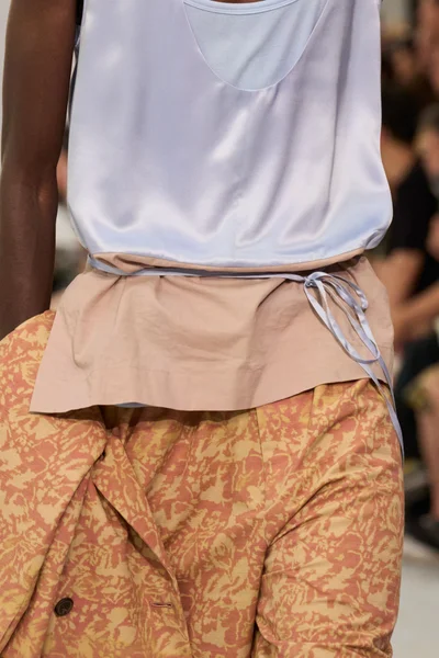 Look 99